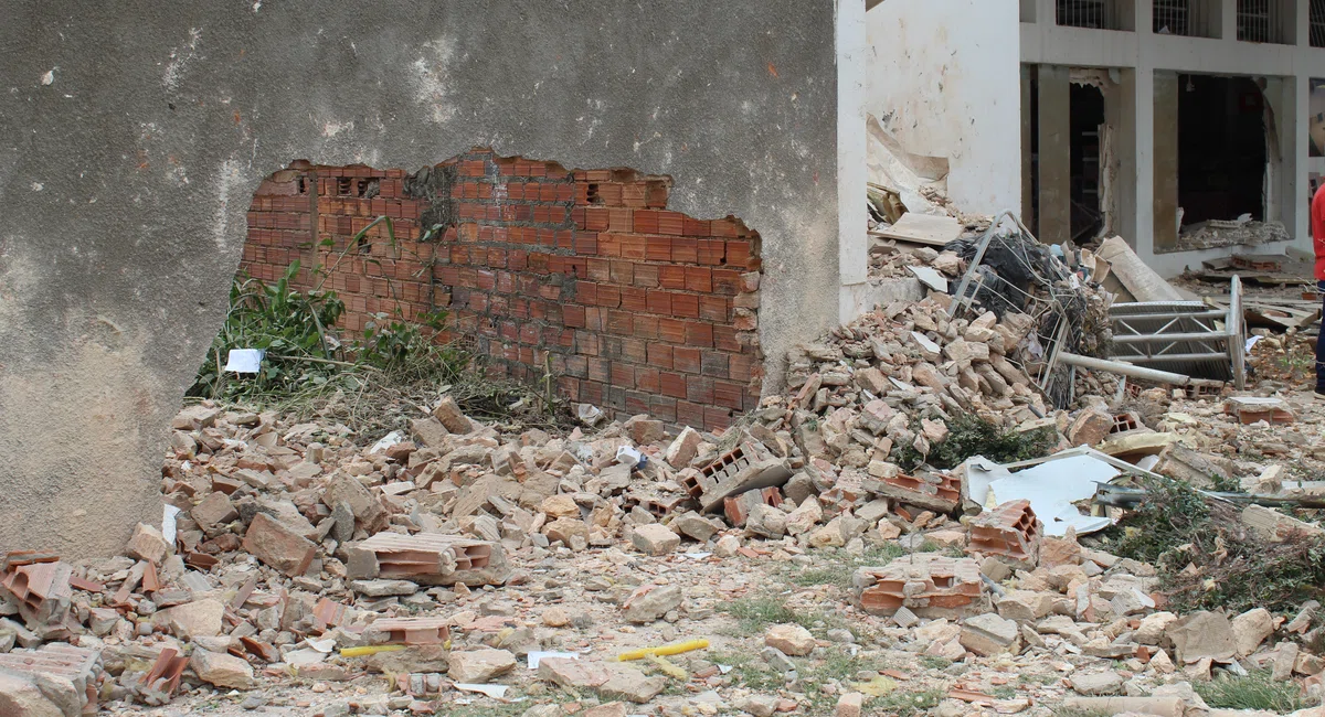 Explosão destrói restaurante, lojas e apartamentos na zona Leste