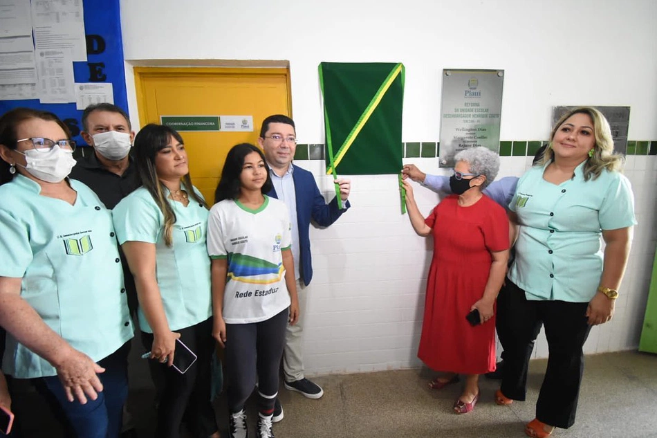 Regina Sousa em solenidade de inauguração de escola em Teresina.