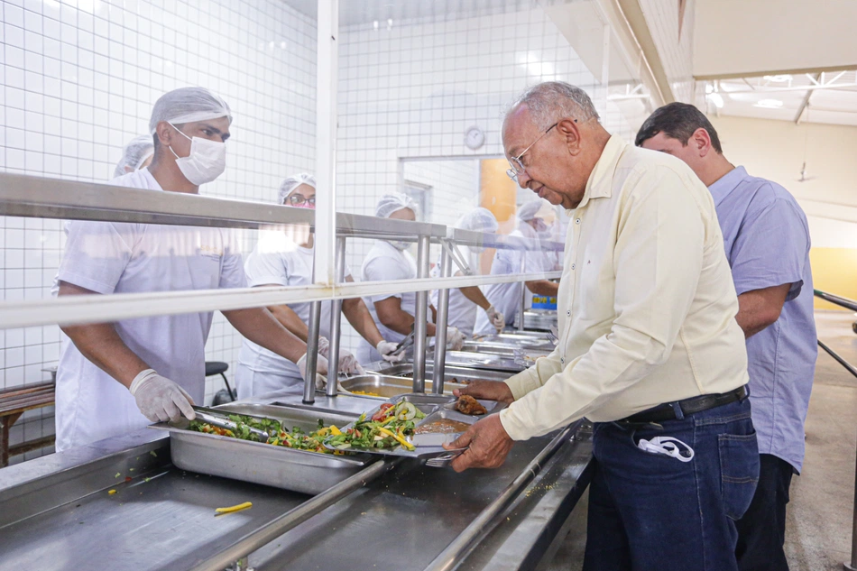 Dr. Pessoa se reúne com secretários e confraterniza no Restaurante Popular de Teresina