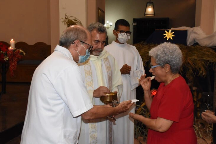 Governadora Regina Sousa em missa na igreja São Benedito.