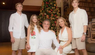 Apresentadores Luciano Huck e Angélica em foto de família.