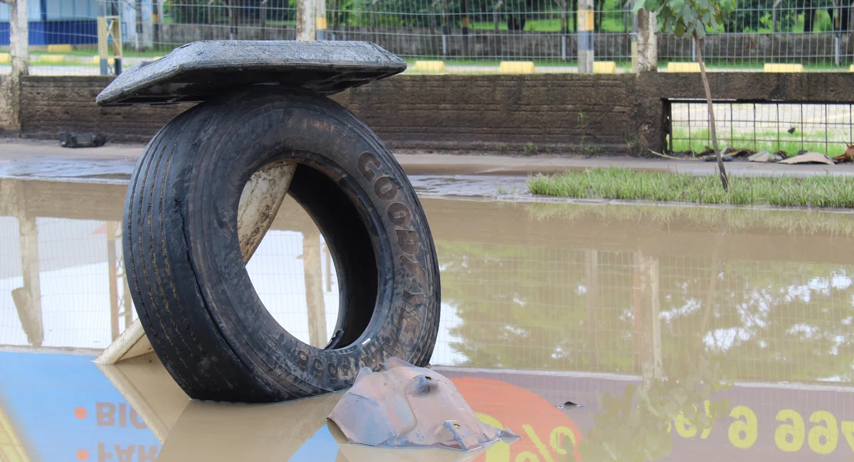 Sinalização de buraco na pista, com pneu