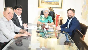 Futuro governador Rafael Fonteles em visita a Regina Sousa.