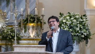 Rafael Fonteles participa de missa na na Catedral Nossa Senhora das Dores.