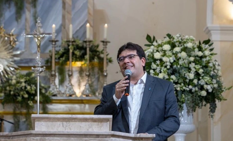 Rafael Fonteles participa de missa na na Catedral Nossa Senhora das Dores.