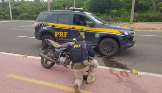 Motocicleta apreendida pela PRF-PI