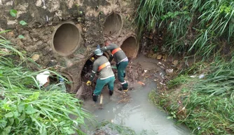 Prefeitura intensifica limpeza de galerias e bueiros em Teresina