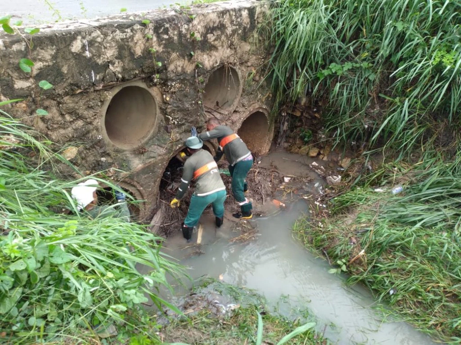 Prefeitura intensifica limpeza de galerias e bueiros em Teresina