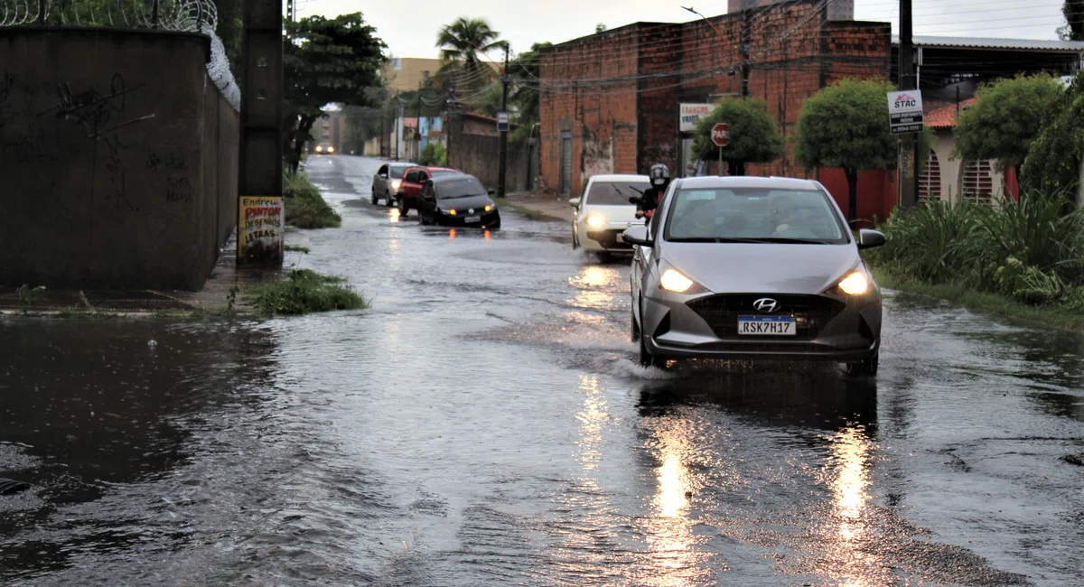 Chuva forte alaga avenidas e ruas e causa transtornos em Teresina