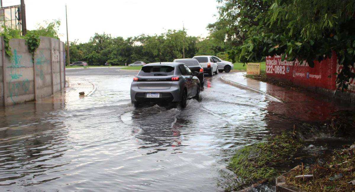 Chuva forte alaga avenidas e ruas e causa transtornos em Teresina