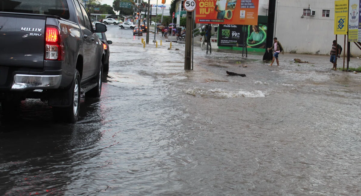 Chuva forte alaga avenidas e ruas e causa transtornos em Teresina