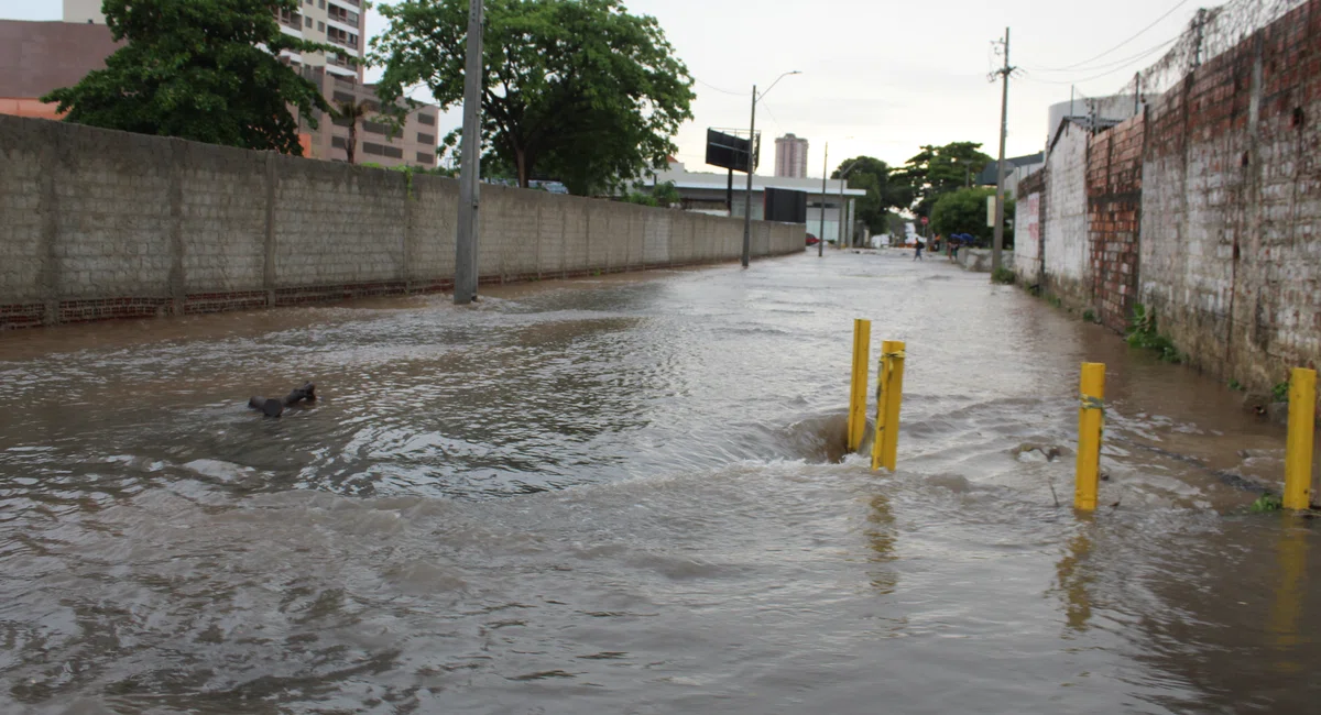 Chuva forte alaga avenidas e ruas e causa transtornos em Teresina