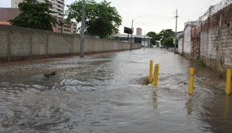 Chuva forte alaga avenidas e ruas e causa transtornos em Teresina