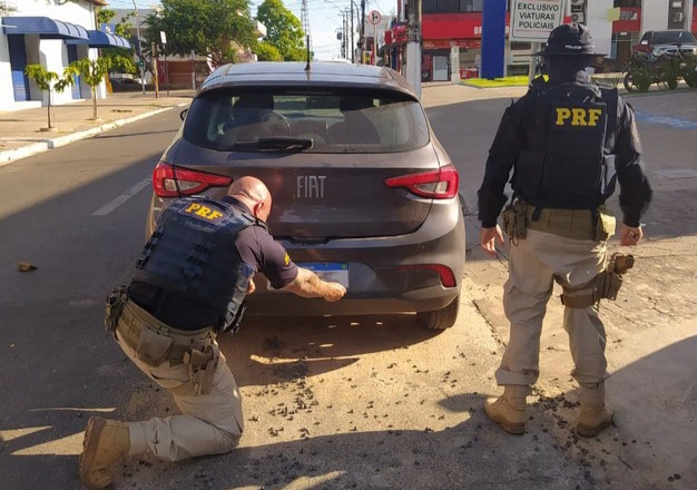 PRF-PI recupera carro roubado em São Paulo na BR-230 em Floriano