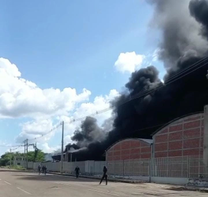 Incêndio em galpão no Polo Empresarial Sul de Teresina.