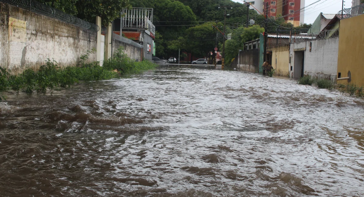 Rua alagada em Teresina