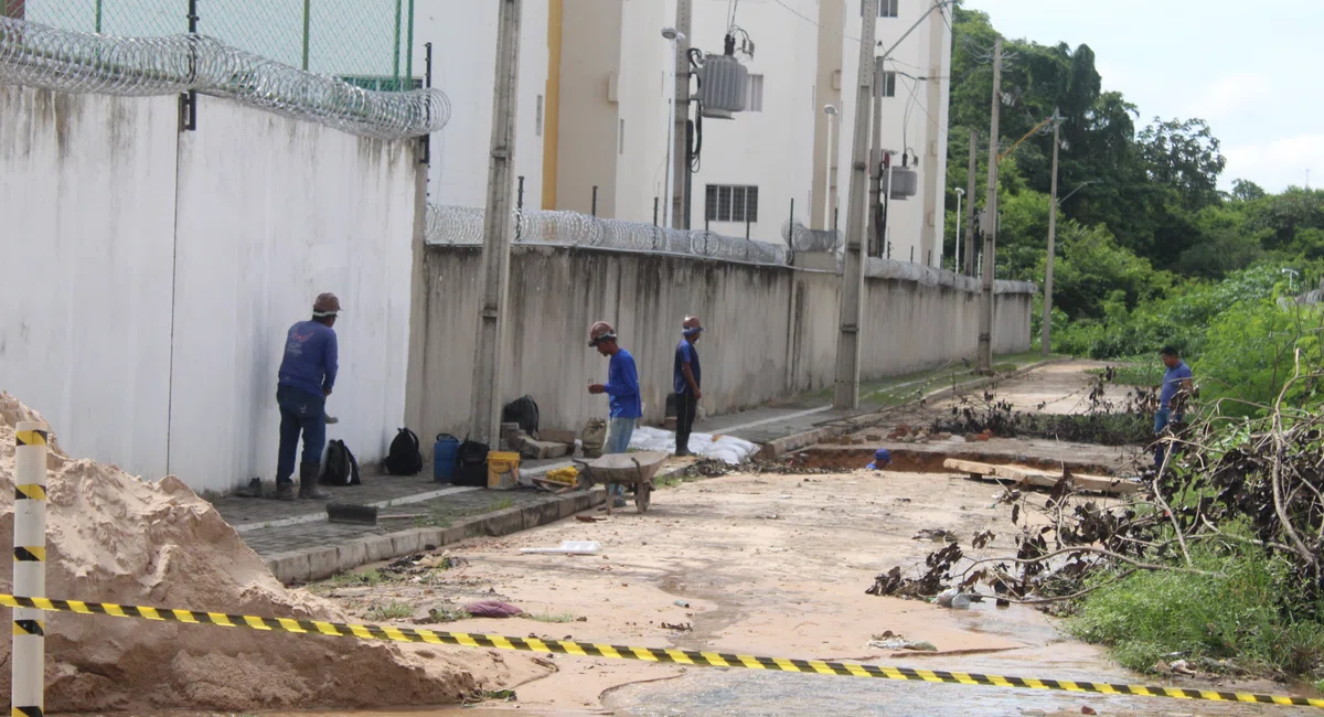 Cratera no bairro Santa Isabel