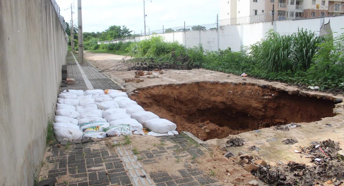 Cratera no bairro Santa Isabel