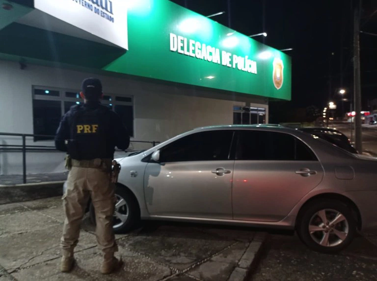 Carro objeto de estelionato é apreendido pela PRF em Teresina.