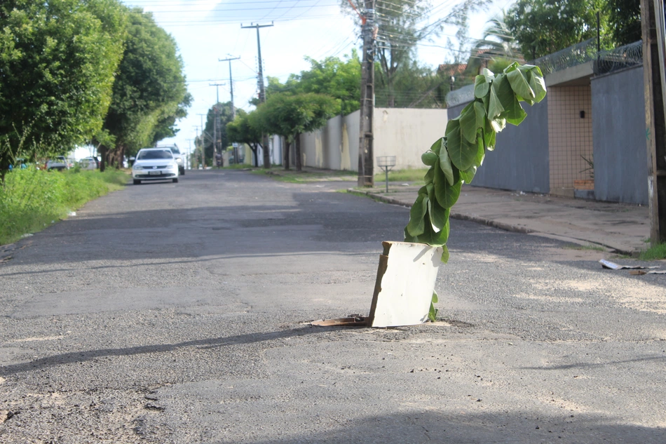 Bueiro na rua Antônieta Ferraz no bairro Santa Isabel.