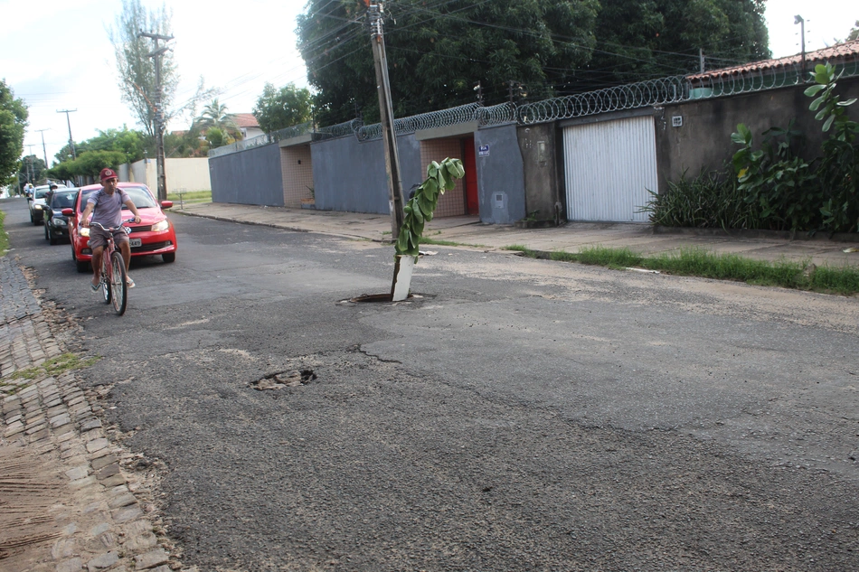 Bueiro na rua Antônieta Ferraz no bairro Santa Isabel.