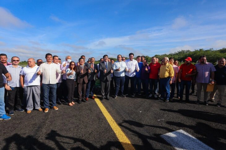 Governador do Piauí em inauguração do aeroporto de Piripiri.