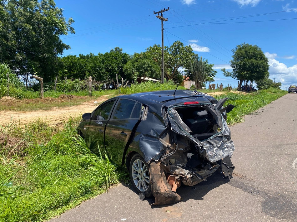 Carro popular colide com carreta na cidade de Alvorada do Gurguéia