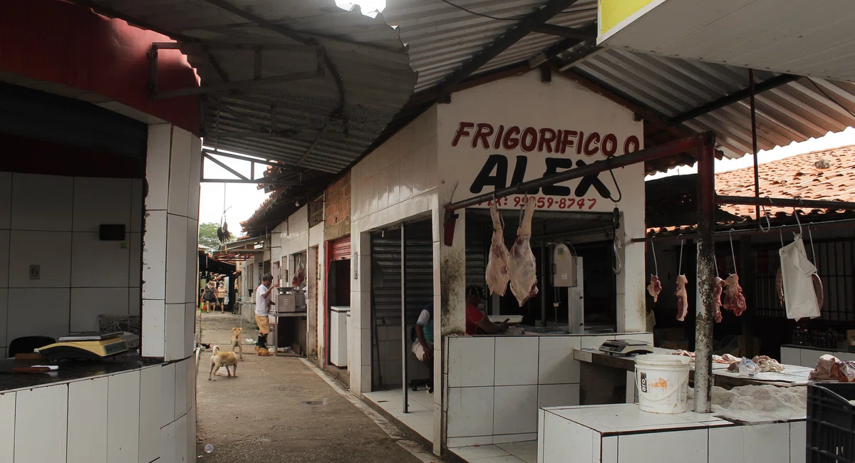 Feirantes denunciam condições na estrutura no Mercado do Dirceu II