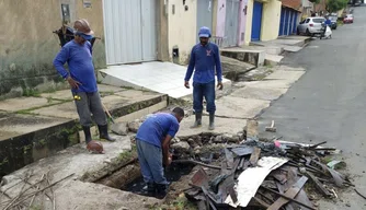 SAAD Sul realiza limpeza na galeria do bairro Lourival Parente.