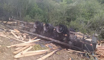 Caminhão tomba na BR 407 em Jaicós.