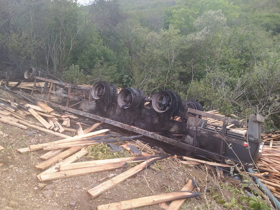 Caminhão tomba na BR 407 em Jaicós.