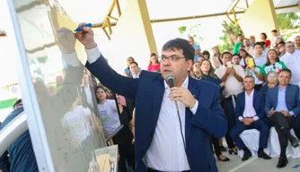 Governador Rafael Fonteles ministra aula de matemática.