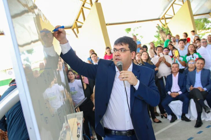 Governador Rafael Fonteles ministra aula de matemática.