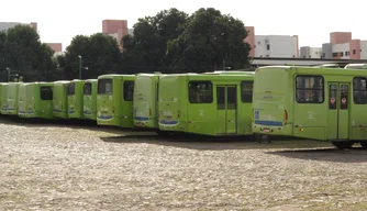 Ônibus na garagem