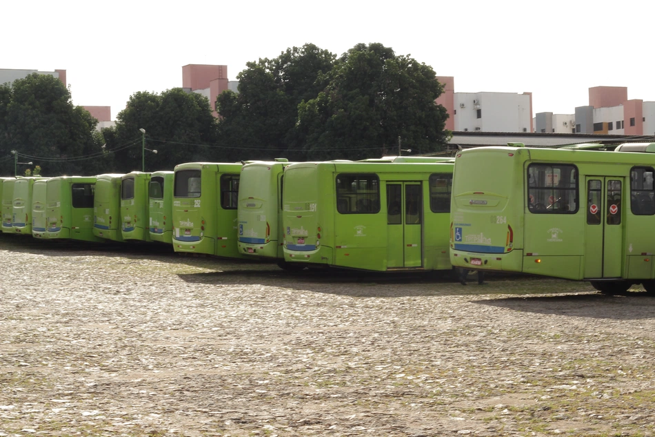 Ônibus na garagem