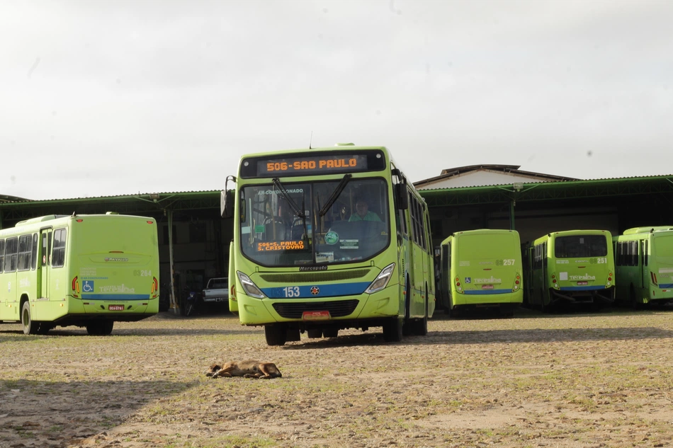 Ônibus na garagem