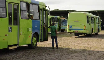 Ônibus na garagem