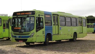 Ônibus na garagem