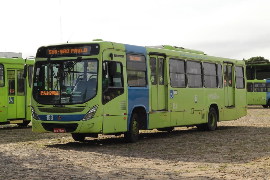 Ônibus na garagem