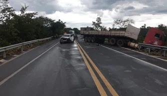 Acidente entre carro e caminhão deixa homeme ferido em Cocal da Telha.