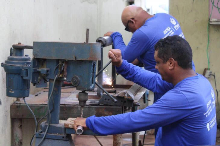 Internos da Cadeia de Altos trabalham na produção de equipamentos.