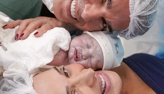 Cláudia Raia dá a luz ao filho Luca.