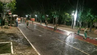 Equipes de limpeza recolhem lixo na Avenida Raul Lopes após corso.