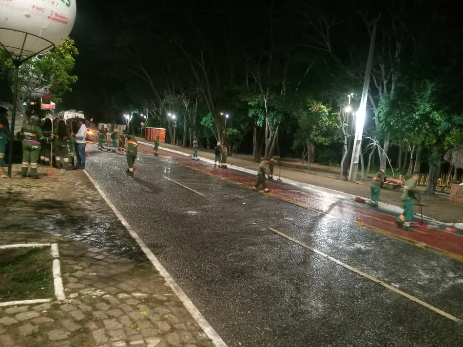 Equipes de limpeza recolhem lixo na Avenida Raul Lopes após corso.