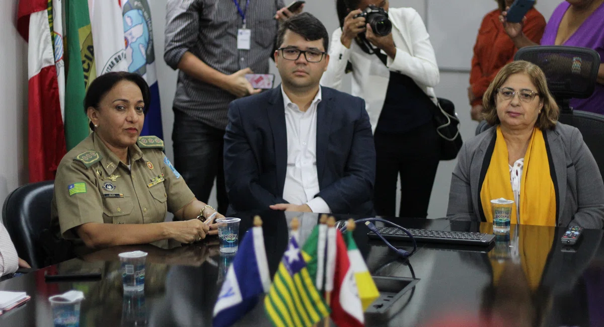 Ministra da mulher participa de reunião com Chico Lucas