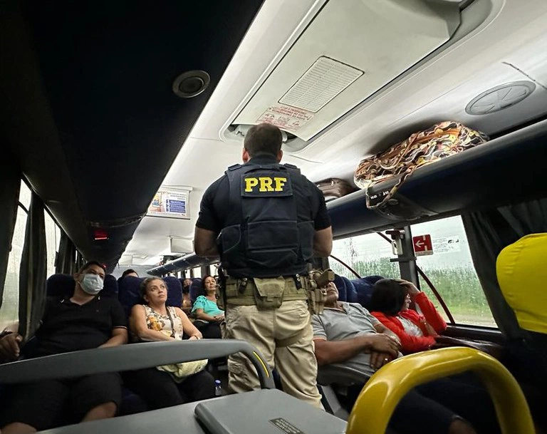 Ação educativa da PRF em rodoviária de Parnaíba.