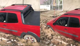 Carro atola em calçamento deteriorado no Conjunto Nova Teresina.