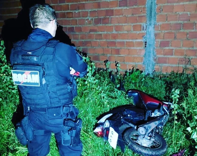 Motocicleta roubada é recuperada no residencial Torquato Neto.