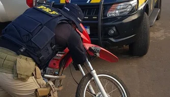 PRF recupera moto roubada em Brasília na BR 020 em Simplício Mendes.