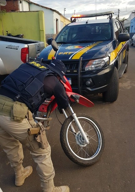 PRF recupera moto roubada em Brasília na BR 020 em Simplício Mendes.